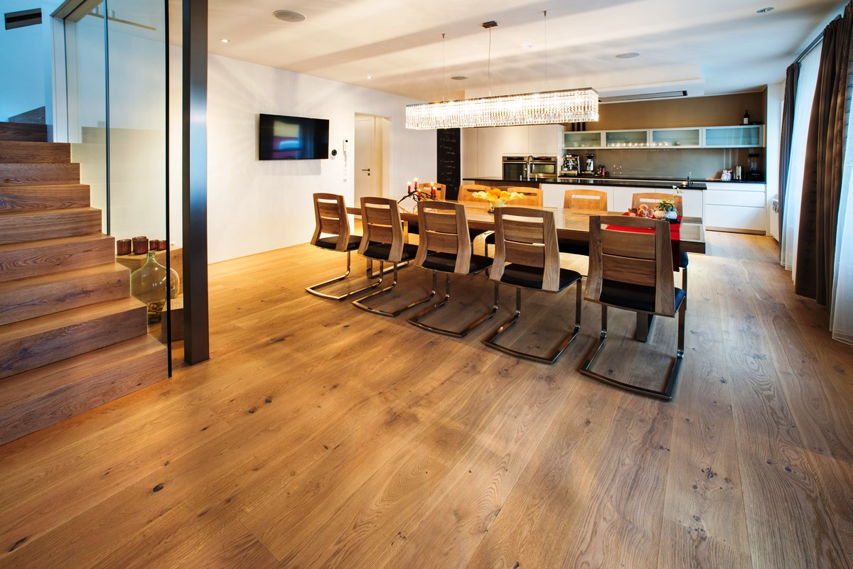 offener Wohn-Essbereich mit hochwertigem Holzboden